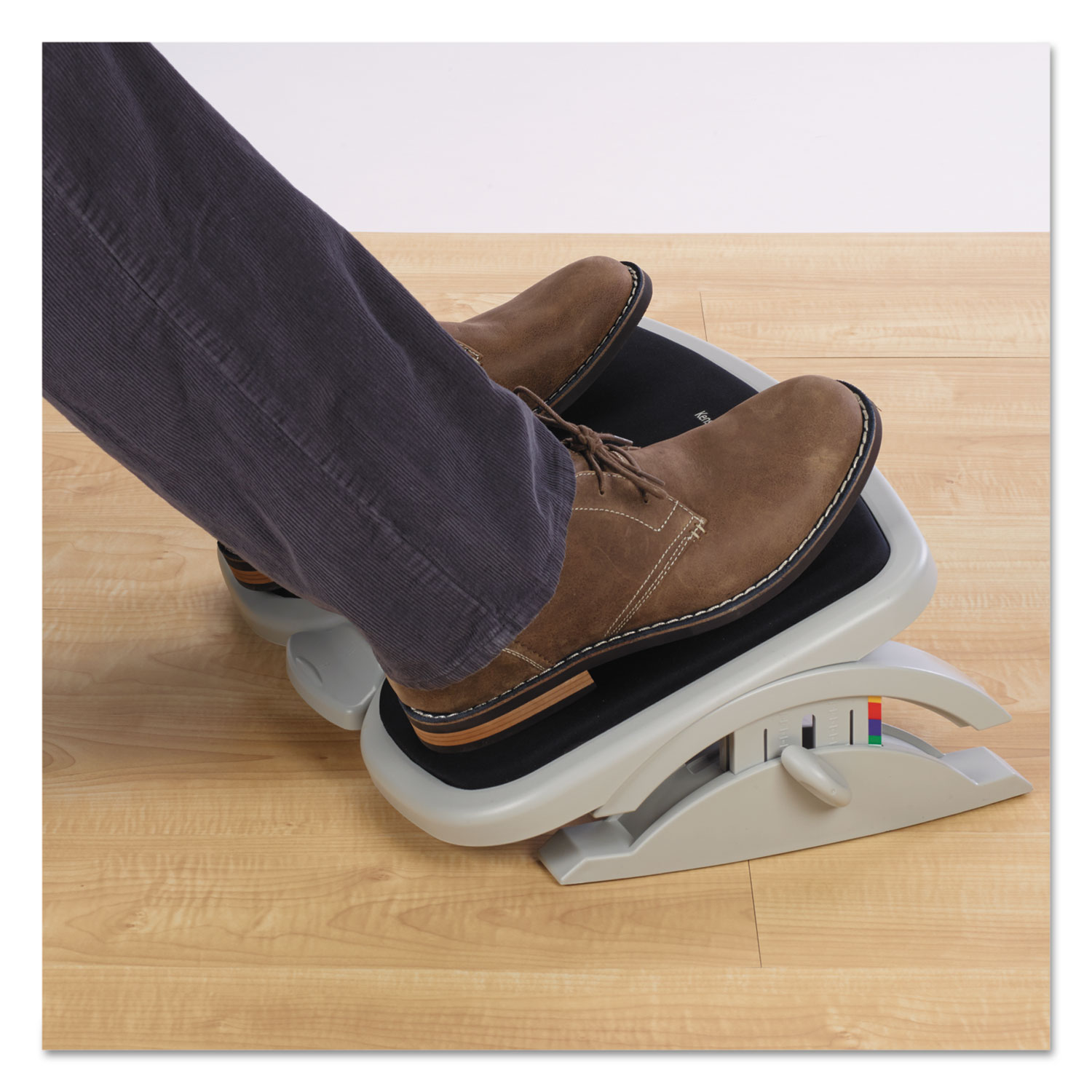 Kensington® SoleMate Comfort Footrest with SmartFit System, 21.5w x 14d x  3.5h to 5h, Gray/Black